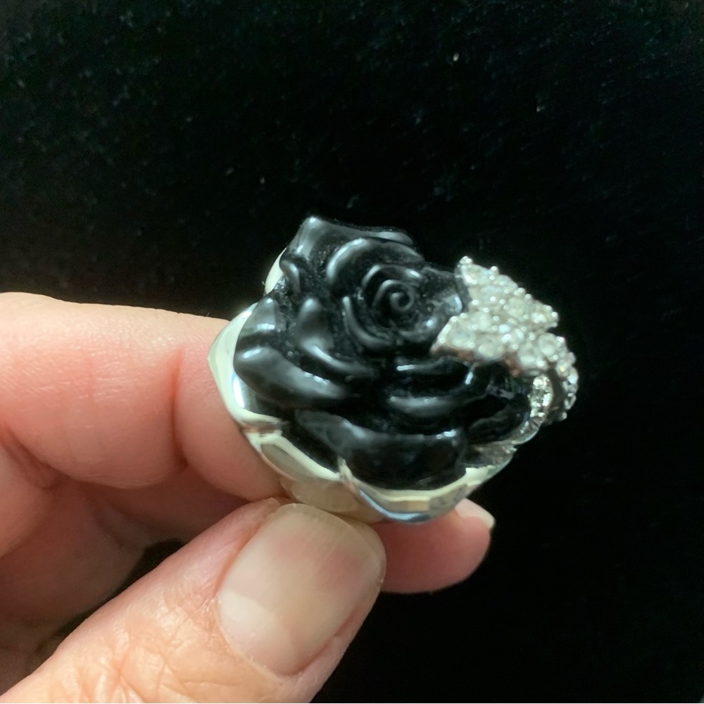 GUESS BLACK ROSE & BUTTERFLY STATEMENT RING SZ 8 - Picture 2 of 10